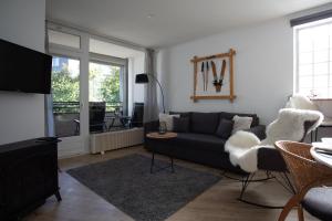 uma sala de estar com um sofá e uma televisão em Ferienappartement Winterberg - Bikepark um die Ecke em Winterberg