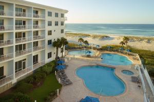 uma vista aérea de um hotel com duas piscinas e a praia em SpringHill Suites by Marriott Pensacola Beach em Pensacola Beach