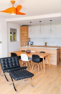 KavačC1 - 2 beds 2 baths luxury Condo, Pool & Sea Views的带餐桌和椅子的厨房