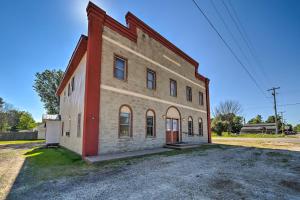 un antiguo edificio de ladrillo con una puerta roja en Eben Junction Vacation Rental - 2 Mi to Ice Caves! en Chatham