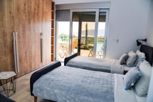 KavačC1 - 2 beds 2 baths luxury Condo, Pool & Sea Views的一间带两张床和阳台的卧室 更多73张照片