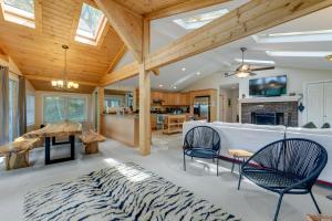 フランクリンにあるSmoky Mountain Getaway with Private Hot Tub!のソファと椅子とテーブルのあるリビングルーム