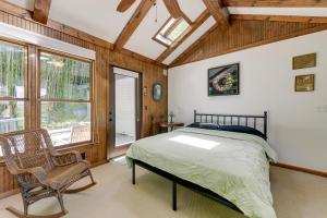 フランクリンにあるSmoky Mountain Getaway with Private Hot Tub!のベッドと椅子と窓のある寝室