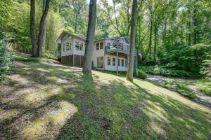 フランクリンにあるSmoky Mountain Getaway with Private Hot Tub!の森の真ん中にある家