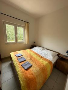 Tempat tidur dalam kamar di Amazing View Apartment in the heart of Postira