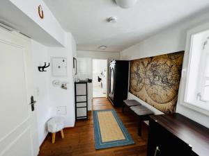 una camera con corridoio, pareti bianche e pavimenti in legno di Altstadtperle m. schönem Flair, 65 qm, großes Bett a Ingolstadt