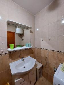 y baño con lavabo y aseo. en Apartment DRAZENKA, en Novalja