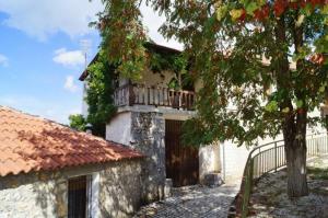 a building with a balcony on top of it at Βαδόκειος ΓΗ in Zítsa