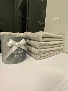 une pile de serviettes assises sur un comptoir dans la salle de bains dans l'établissement Apartment Mokotów blisko lotniska Chopina, à Varsovie