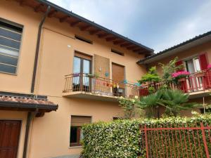 un edificio con balcones y plantas. en Holiday house - Leo & Malù, en Sarnico