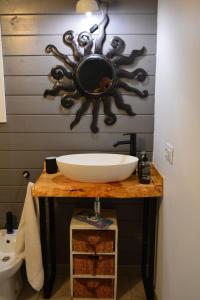 baño con lavabo sobre una mesa de madera con fregadero en Chalet Puerto Escondido en Telde
