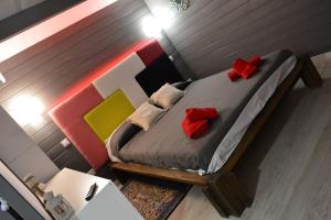 Un dormitorio con una cama con almohadas rojas. en Chalet Puerto Escondido en Telde