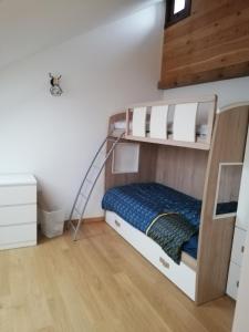 um quarto com um beliche e uma escada em Bardonecchia Apartment em Bardonecchia