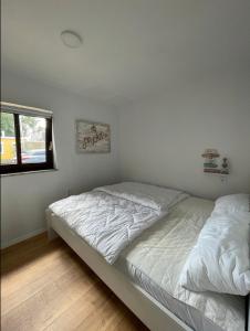 沙博伊茨的住宿－Haffkrug Beach Bungalow，一间卧室设有两张床和窗户。