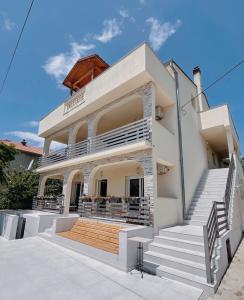 una casa bianca con le scale di fronte di Vila Aria - health & wellness app a Novi Vinodolski