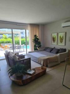 um quarto com uma cama, uma mesa e um sofá em Apartamento con piscina privada Morros Io em Cartagena de Indias