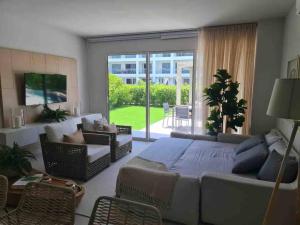 a living room with a large bed and a couch at Apartamento con piscina privada Morros Io in Cartagena de Indias