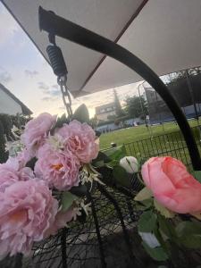 a basket filled with pink flowers with a view of a park at Ferienwohnung Marie in Rüdesheim am Rhein
