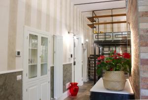 un couloir avec un vase et une plante sur une table dans l'établissement Suite I Tre Cardilli, à Matera