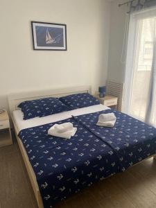 1 dormitorio con 1 cama con 2 toallas en Villa LILI en Rogoznica