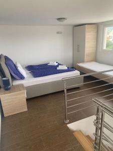 een slaapkamer met een groot bed met blauwe kussens bij Villa LILI in Rogoznica