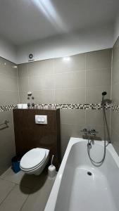 uma casa de banho com um WC e uma banheira em Villa LILI em Rogoznica