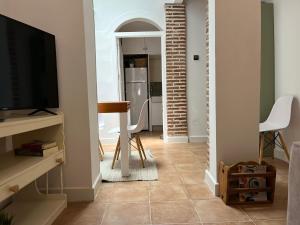sala de estar con TV y cocina en Atocha Boutique Badajoz, en Badajoz