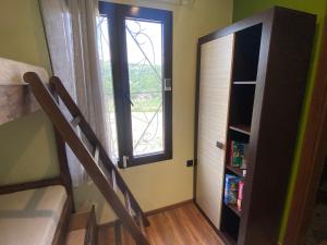 ein Schlafzimmer mit einem Etagenbett und einem Fenster in der Unterkunft HEAVEN HOUSE in Kavala