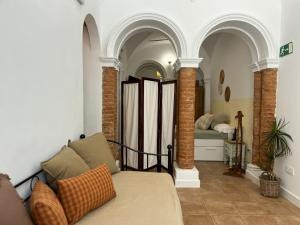 una sala de estar con un sofá y una cama en Atocha Boutique Badajoz, en Badajoz