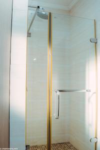 y baño con ducha y puerta de cristal. en Sunset Gold-2 Bedrooms Apartment en Fourways