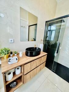 ein Bad mit einem schwarzen Waschbecken und einer Dusche in der Unterkunft Plaza House Ílhavo in Ílhavo