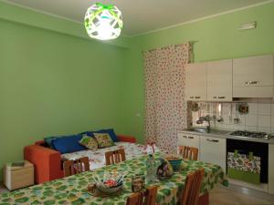 eine Küche und ein Esszimmer mit einem Tisch und einem Esszimmer in der Unterkunft Serenity House in Scordia