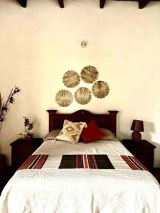 Un pat sau paturi într-o cameră la Cabaña en Malinalco “Zarla”