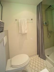 W łazience znajduje się biała toaleta i prysznic. w obiekcie Chata Laci na Kamenci w mieście Kaluža