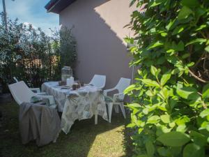 卡魯札的住宿－Chata Laci na Kamenci，房子的院子内的桌椅