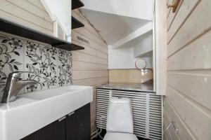 uma pequena casa de banho com lavatório e WC em Cozy cottage in Pontus em Lappeenranta