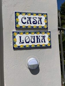 a sign for a la loca sign on a building at CASA LOUKAS in Nerotriviá