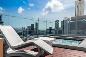 a white chair sitting on top of a building at Comfy Apartment City Center - PH Quartier Atlapa in Panama City
