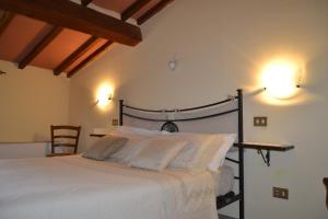 Postel nebo postele na pokoji v ubytování Country House La Fattoria Bellandi