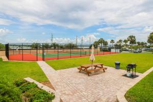 um parque com uma mesa de piquenique e dois campos de ténis em Windjammer 304 em Saint Augustine