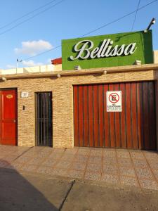 un edificio con una puerta roja y un cartel en él en Bellissa House, en Antofagasta