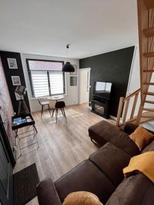 ein Wohnzimmer mit Sofa und Klavier in der Unterkunft North cosy house - Douai Centre in Douai