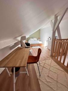 - un salon avec une table en bois et un lit dans l'établissement North cosy house - Douai Centre, à Douai