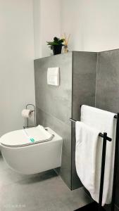 ein Badezimmer mit einer Badewanne, einem Waschbecken und Handtüchern in der Unterkunft Oak Apartment lovely one bedroom apartment at Columna Residence near Vivo mall in Cluj-Napoca