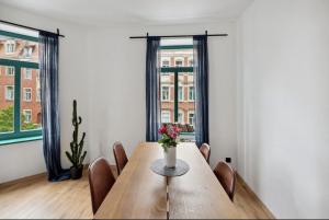 comedor con mesa de madera y sillas en NEW Vintage Chic Apartment, en Dresden