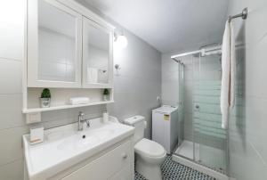 uma casa de banho com um lavatório, um WC e um chuveiro em Cozy Cottage em Istro