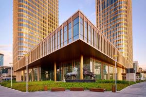 un edificio con una estatua de caballo delante de él en The Ritz-Carlton, Astana en Astaná