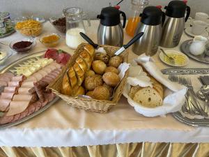 una mesa cubierta con cestas de diferentes tipos de alimentos en Restauracja & Bar u Dudy, en Chrząstowice