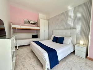 アグローポリにあるDolce Basilicoのベッドルーム1室(ベッド1台、二段ベッド1組付)