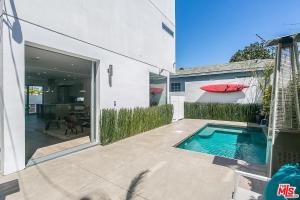 una casa con piscina en un patio en Brooks Villa, en Los Ángeles